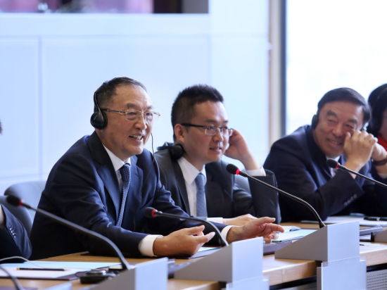 图文正在法国访问的中国企业家俱乐部代表团团长柳传志